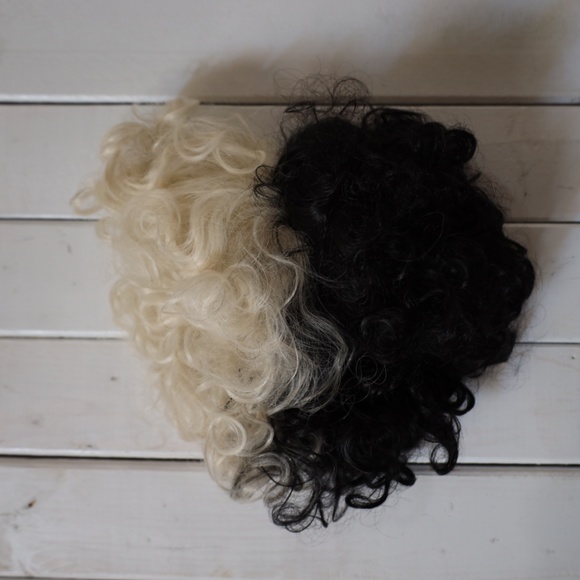 Topcosplay Cruella Wig Short Curly Black and Blonde Cosplay Wig - Picture 1 of 5